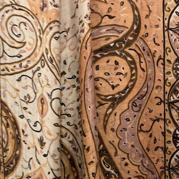 Oversized Shawl/Scarf Silk/Viscose Paisley Print with Knotted Fringe. - Picture 4 of 5